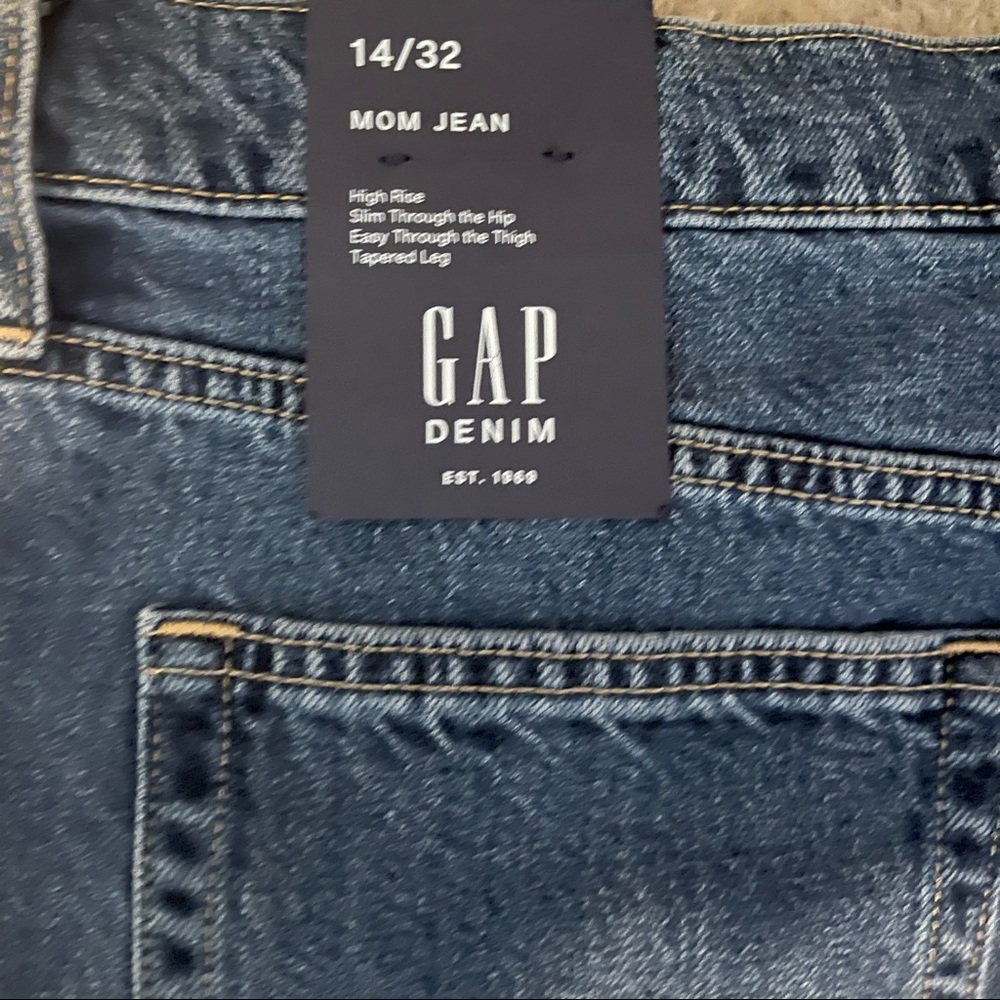Gap NWT mom jean